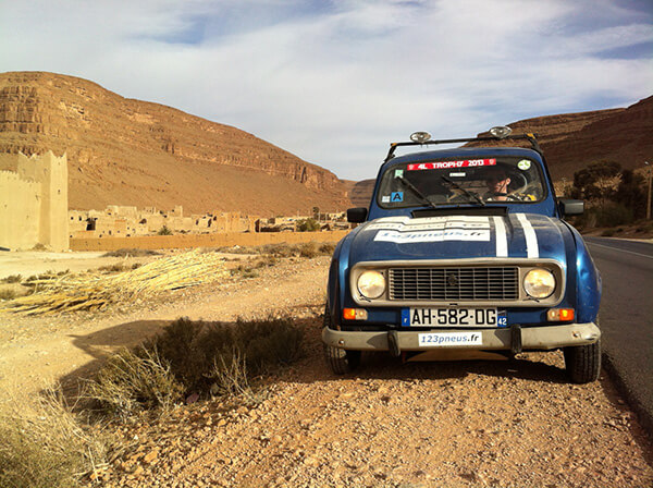 Photo d'une 4L lors d'une 4L Trophy sponsorisé par 123pneus